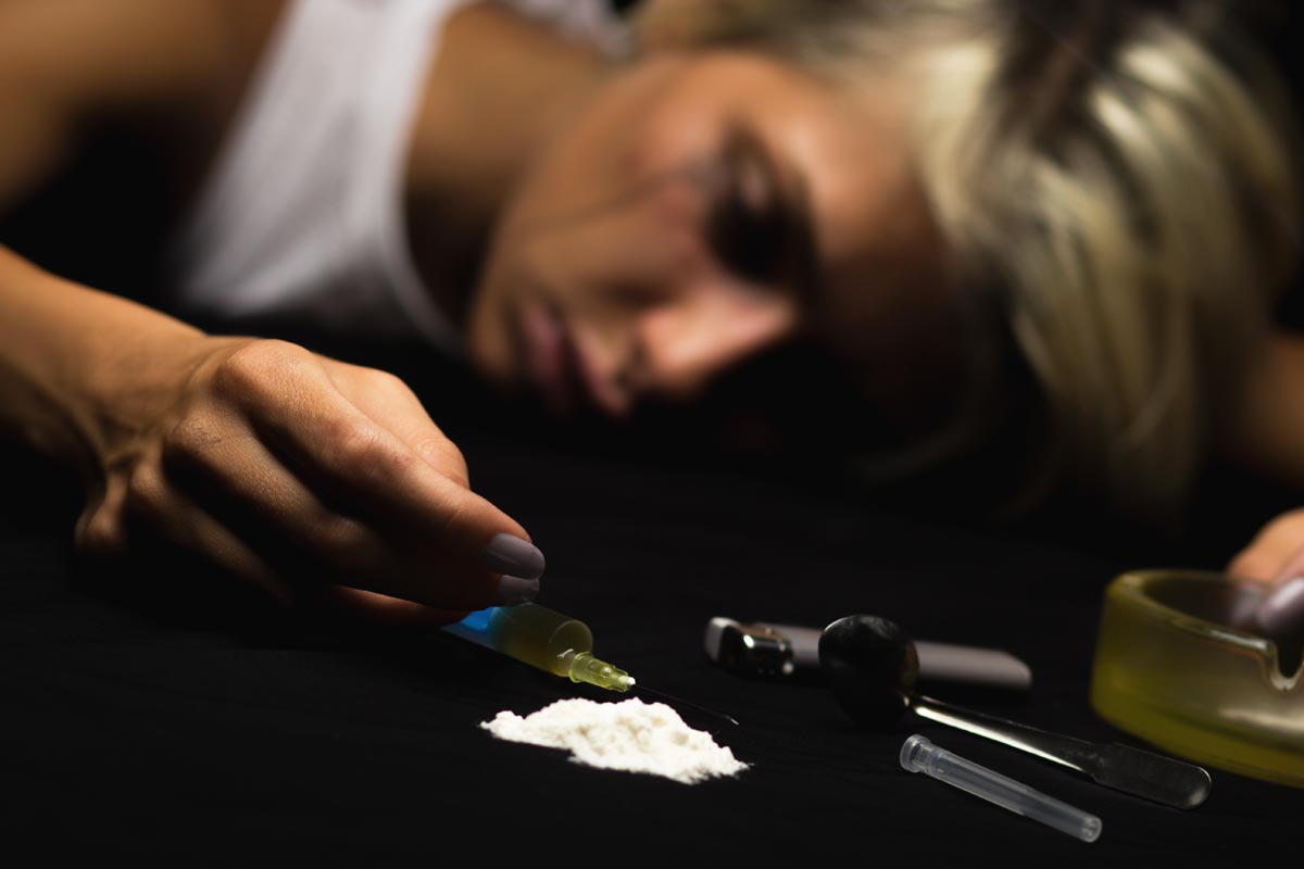 broadwaytreatmentcenter-how-long-does-cocaine-stay-in-your-system-photo-of-a-woman-syringe-drug-cocaine