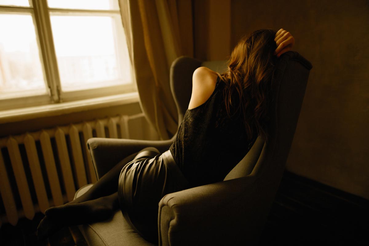 broadwaytreatmentcenter-nutrition-and-addiction-recovery-photo-of-a-lonely-woman-sitting-on-a-chair