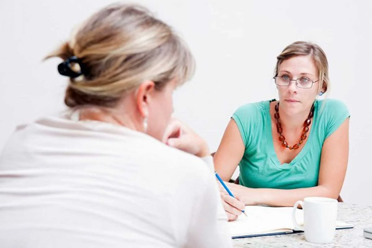 broadwaytreatmentcenter-medical-detox-necessary-before-treatment-photo-of-a-woman-consulting-a-therapist